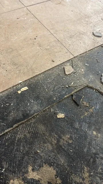 Black bitumen mastic floor removal in a E1 flat